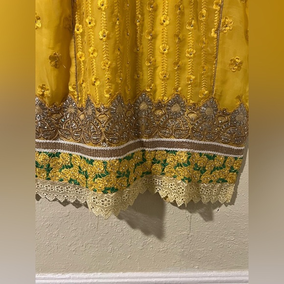 Yellow and Silver Embellished Tunic with Raglan Sleeves - Picture 6 of 13